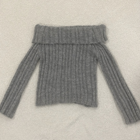 NWOT - H&M - Off-the-shoulder Sweater - Grey (size XS) - Picture 5 of 9